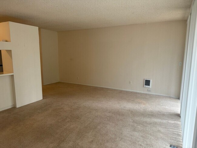 Building Photo - Refreshed Rental Rate One-Bedroom Condo Lo...