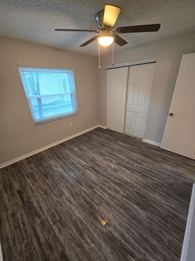 Building Photo - READY TO MOVE IN 2 BD/1 BA DUPLEX