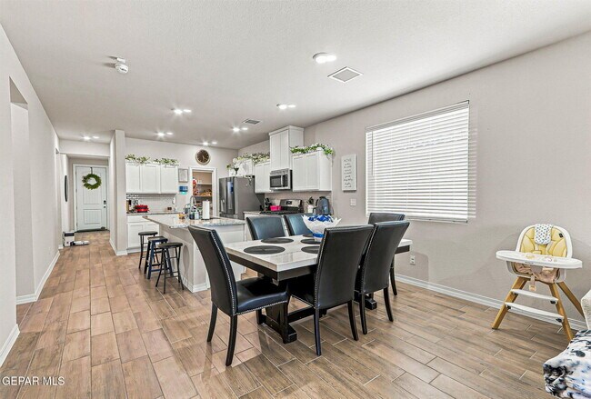 Building Photo - 13876 Loreina Luz Ave