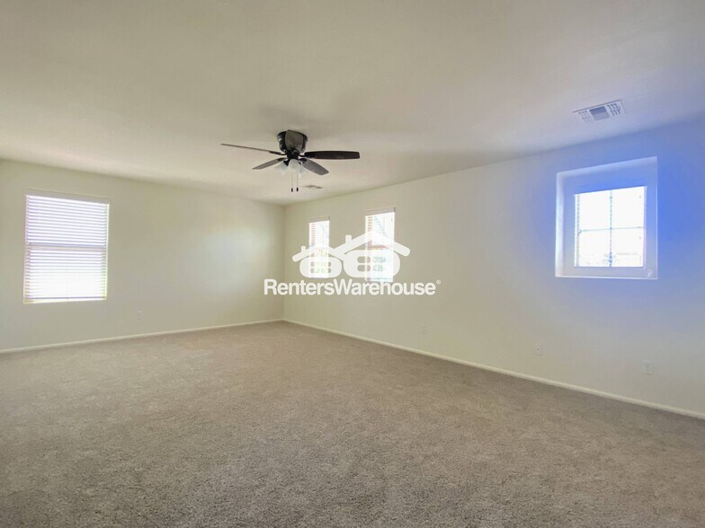 Building Photo - 4149 E Devon Dr
