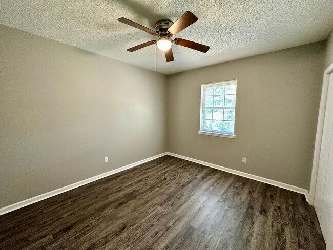 Building Photo - LARUAW 1103