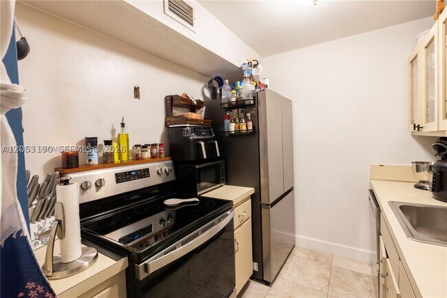 Building Photo - 9490 SW 77th Ave