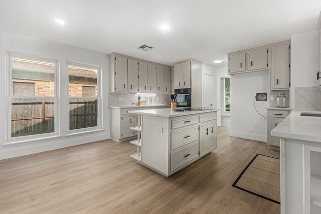 Building Photo - 4334 Lake Grove Dr