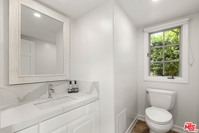 Building Photo - 18339 Linnet St