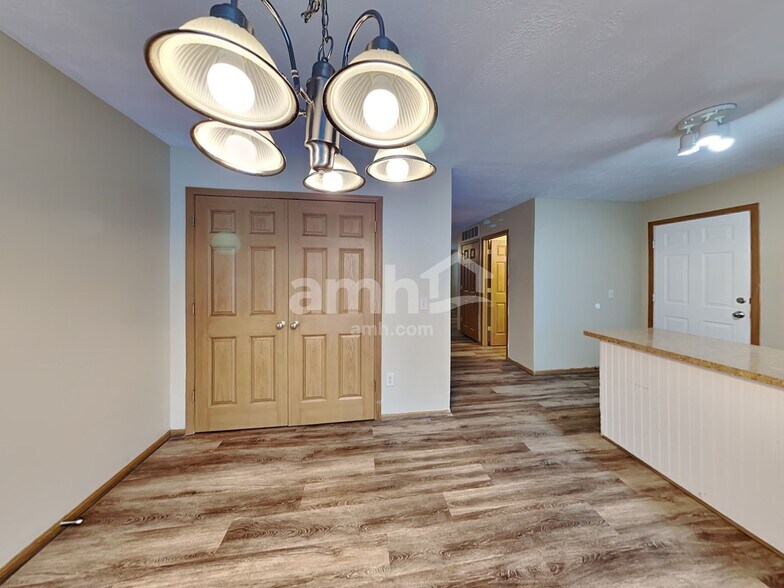 Building Photo - 353 W Hunters Dr