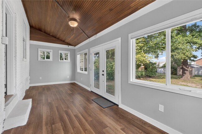 Building Photo - 423 Heman Dr