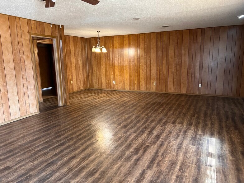 Building Photo - 901 S Pecos Dr