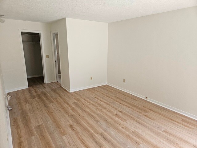 Building Photo - 8040 Canterbury Cir
