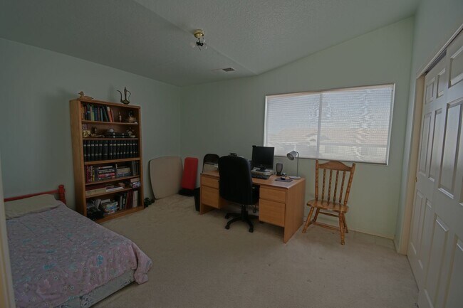 Building Photo - 4BD/3BA Available for Move In! Northeast Heights