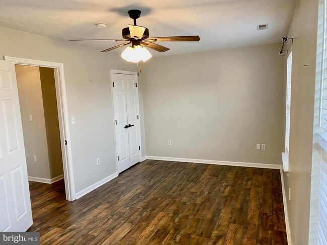 Building Photo - 142 Surrey Club Ln