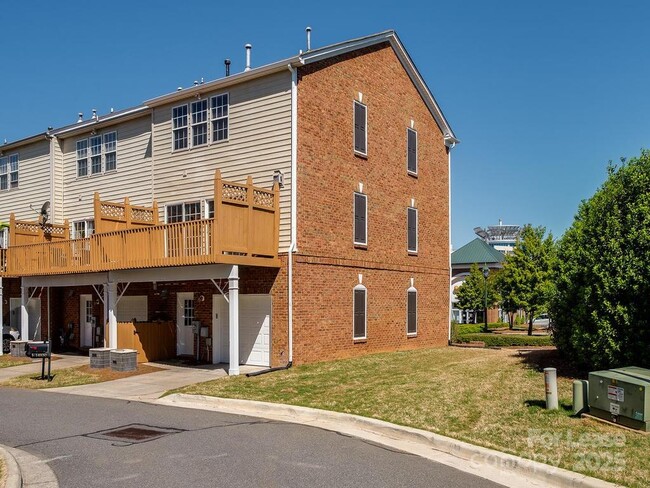Building Photo - 14930 Ballantyne Village Way