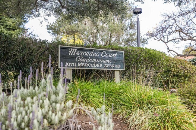 Building Photo - 1070 Mercedes Ave