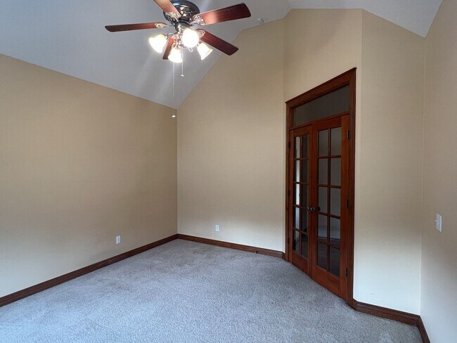 Building Photo - Spacious Family Home in Republic