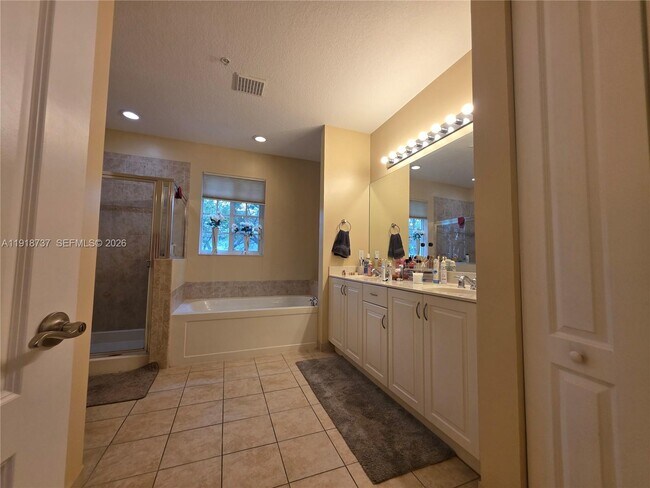 Building Photo - 2612 SW 81st Terrace