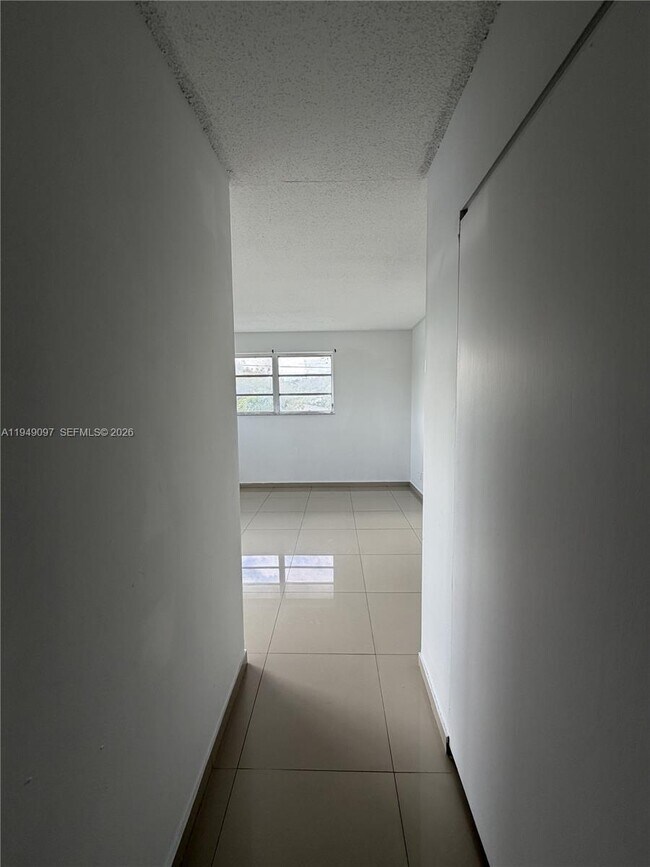 Building Photo - 300 NE 1st Ct