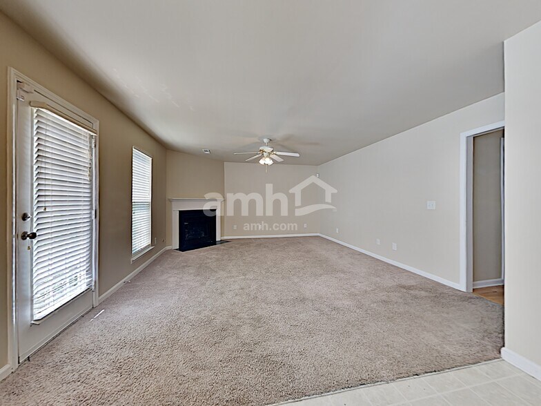 Building Photo - 1038 Vanguard Dr