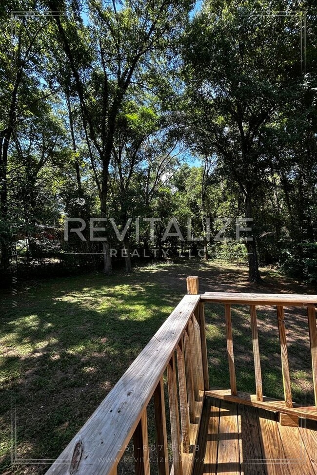 Building Photo - 3 Bed 2 Bath with Large Yard
