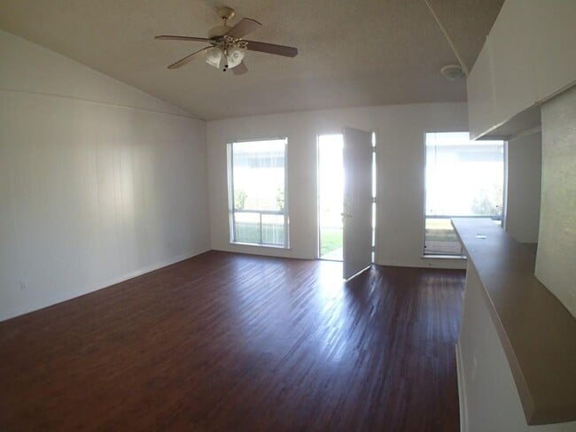 Building Photo - 608 W 51st St