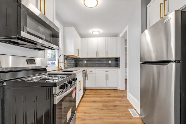 Building Photo - Fully renovated house located on Cleveland...