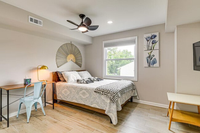 Building Photo - 6604 Oak St