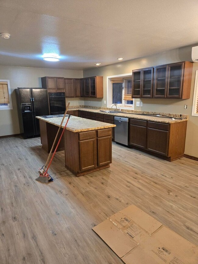 Building Photo - 2 Bedroom 1 Bath Rancher Close to Deer Park