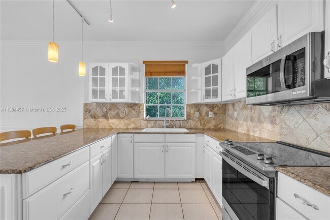 Building Photo - 1541 E 6th Ct