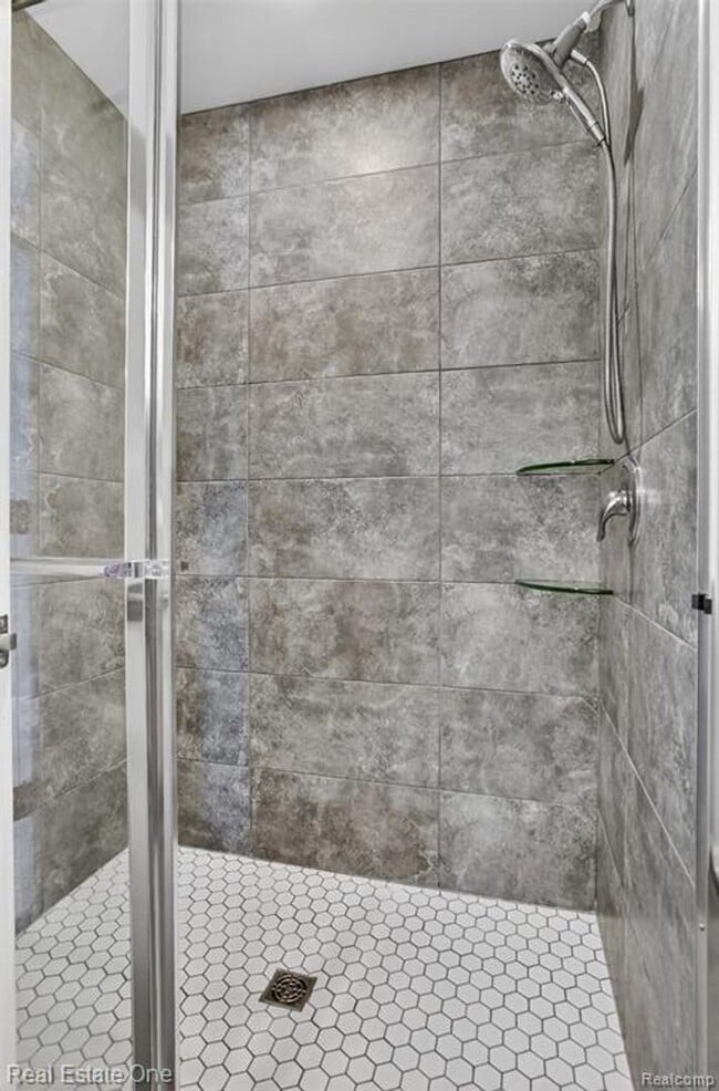Building Photo - Modern 3-Bedroom Condo in Lake Orion Near I-75