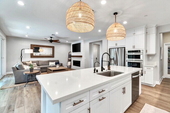 Building Photo - Light and bright 4 bedroom 3 bath beauty i...