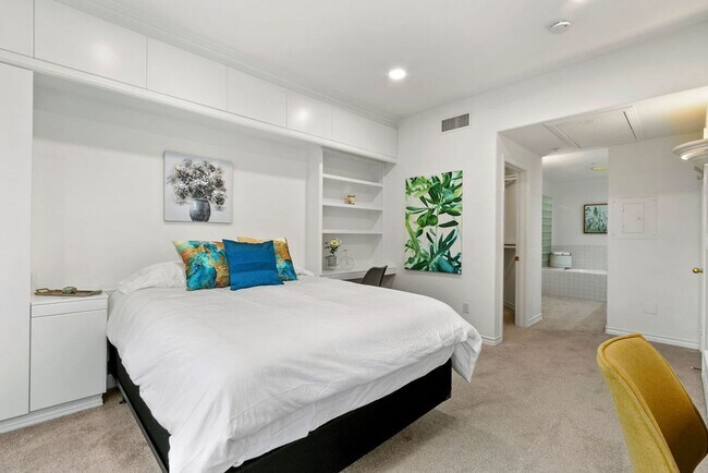 Building Photo - Elegant Furnished Penthouse Retreat with Treetop Views