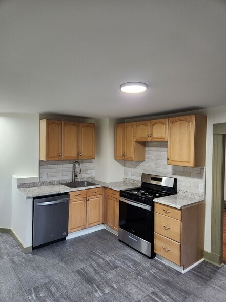 Building Photo - 4 Lawn Ave