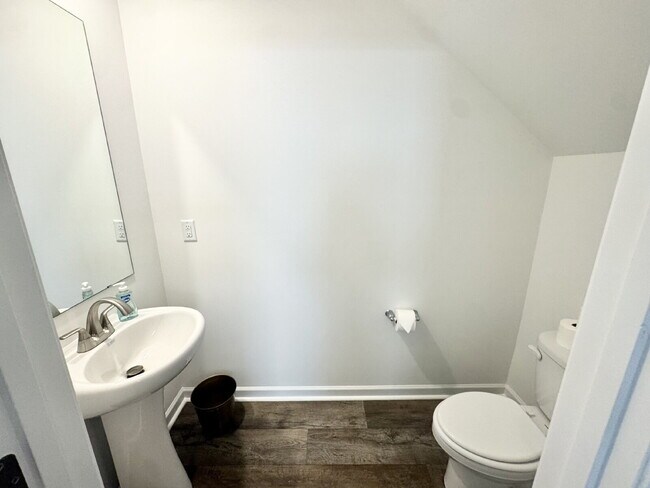 Building Photo - Brand new townhome - Perfect for students or families