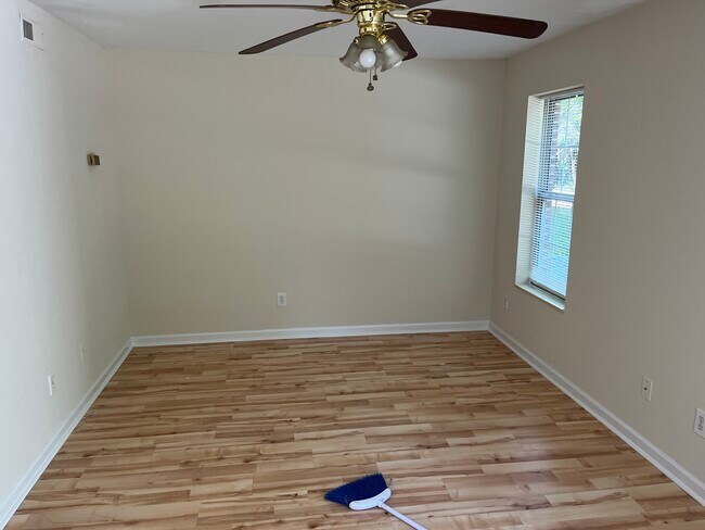 Building Photo - 3887