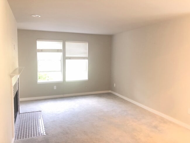 Building Photo - Remodeled Bellevue Condo