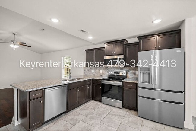 Building Photo - Bentonville living | 4bed 2bath