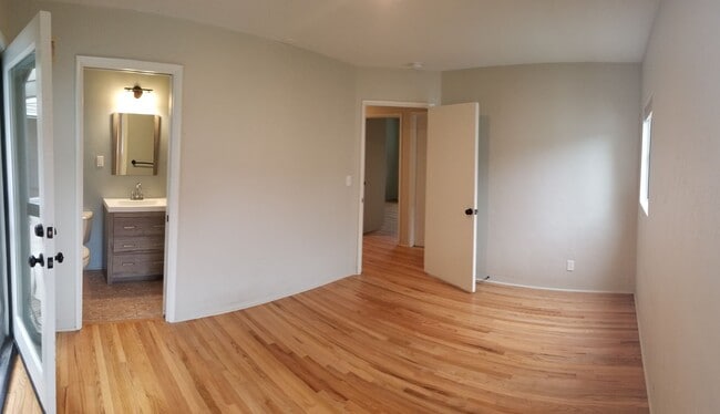 Building Photo - 5 bedrooms 2 baths close to campus and huge Backyard!