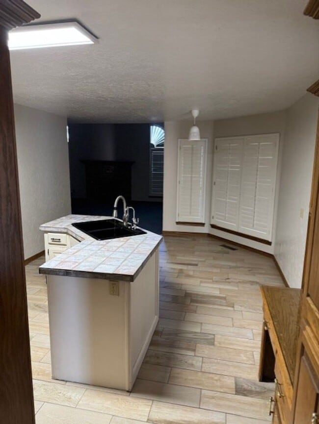 Building Photo - 4 bedroom 2 1/2 bath 3 car garage home