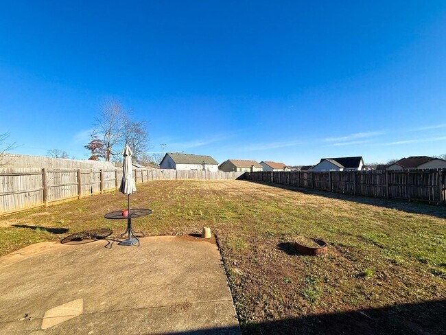 Building Photo - 3 Bedroom 2 Bathroom home! Large Fenced in Backyard!