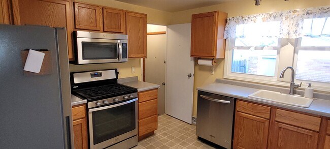 Building Photo - 2124 Maple Ave