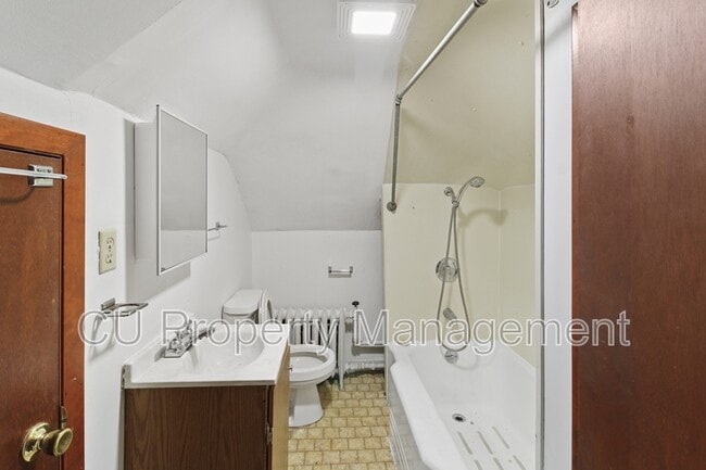 Building Photo - 407 W Green St