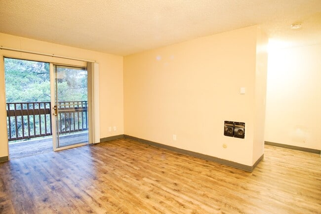 Building Photo - Nicely Updated Top Floor Corner 2-Bdr Near OHSU w/Private Balcony!