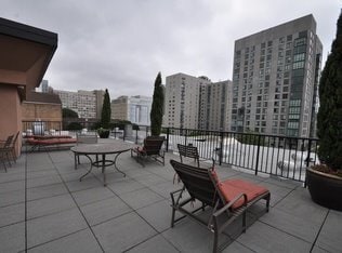 Building Photo - Great Studio Condo unit right between Capi...