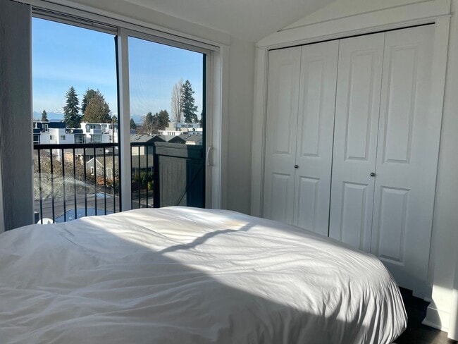 Building Photo - Welcome Home 2b/1ba Sun Drenched Townhome - West Seattle Fauntleroy Neighborhood