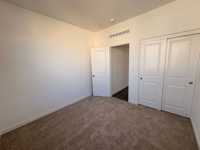 Building Photo - 3 Bed, 2.5 Bath townhome in Ontario!