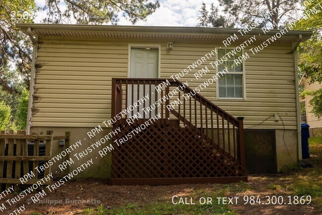 Building Photo - 2507 Hart St