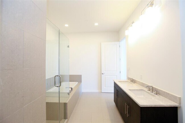 Building Photo - 4820 Caroline St