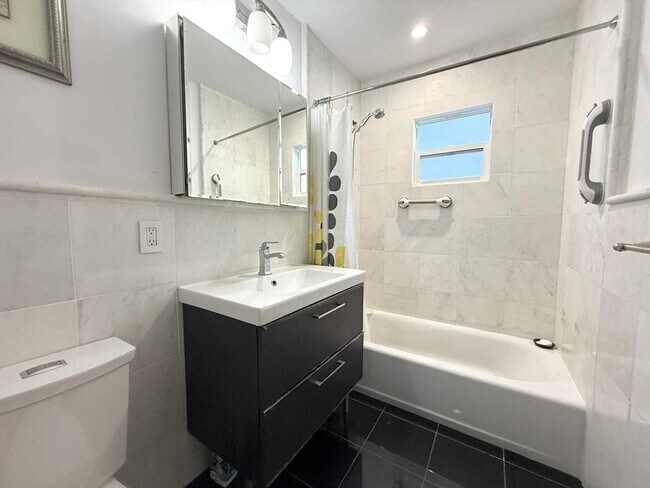 Building Photo - 239 Quincy Shore Dr