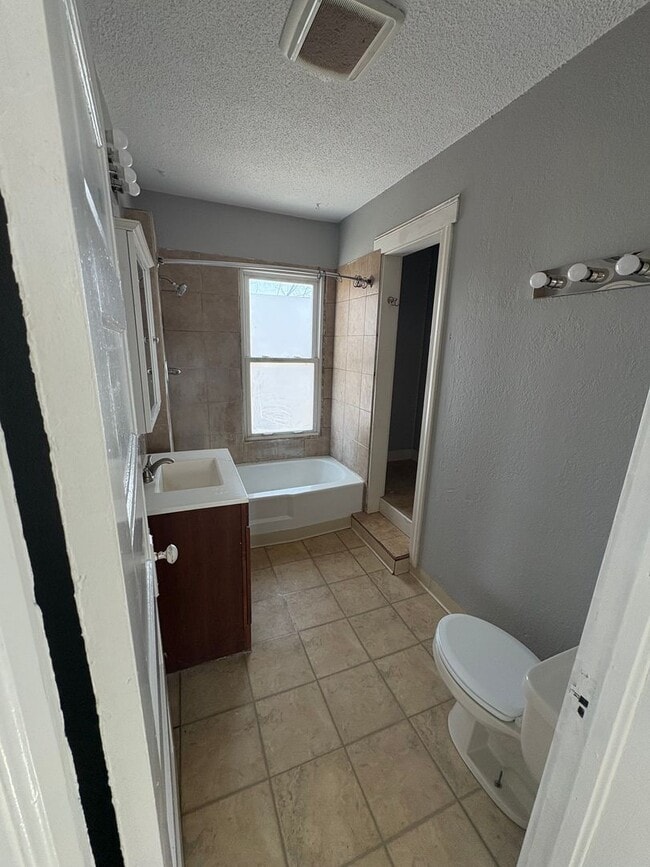 Building Photo - 726 Denver St