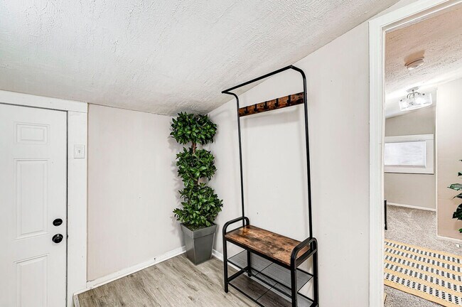 Building Photo - 611 Lincoln St