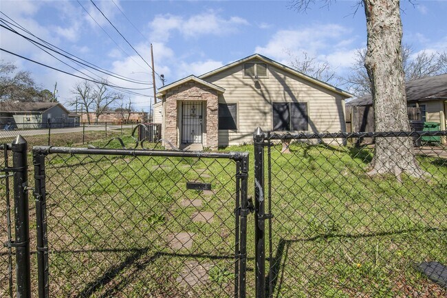 Building Photo - 4401 Elmwood St