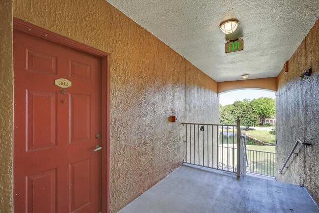 Building Photo - 625 Fairway Dr